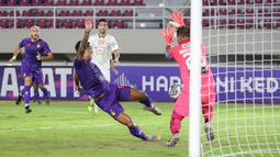 Pemain Persik Kediri, Doinatan Machado (kiri) mencetak gol pertama timnya ke gawang Persija Jakarta dalam laga pekan ke-10 BRI Liga 1 2021/2022 di Stadion Manahan, Solo, Sabtu (30/10/2021). (Bola.com/Bagaskara Lazuardi)