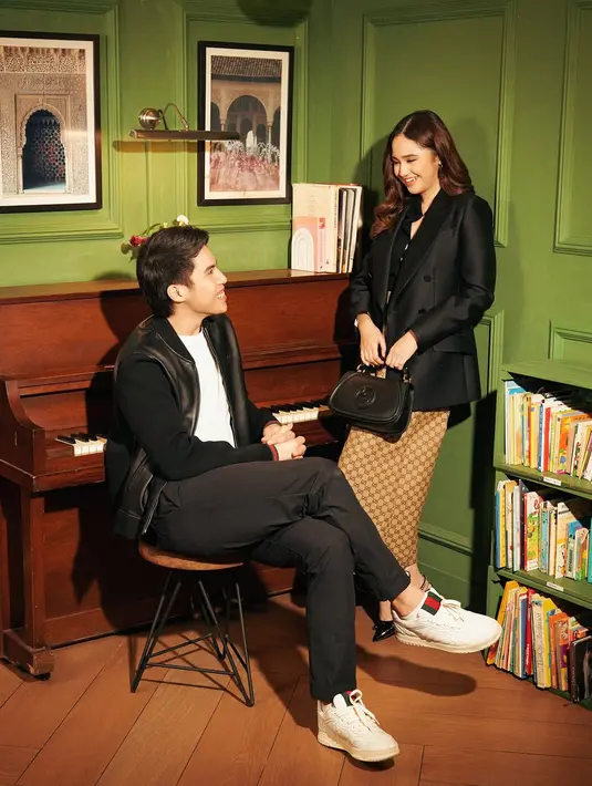 Sementara El Rumi konsisten tampil kasual dengan t-shirt, celana hitam, dan sneakers Gucci [@syifahadju]