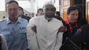 Martin Anderson alias Belo (tengah) saat menuju ruang sidang di PN Jakarta Selatan,Kamis (19/3/2015). Belo mengajukan PK terkait vonis hukuman mati karena terbukti membawa narkoba jenis heroin seberat 50 gram. (Liputan6.com/Johan Tallo)