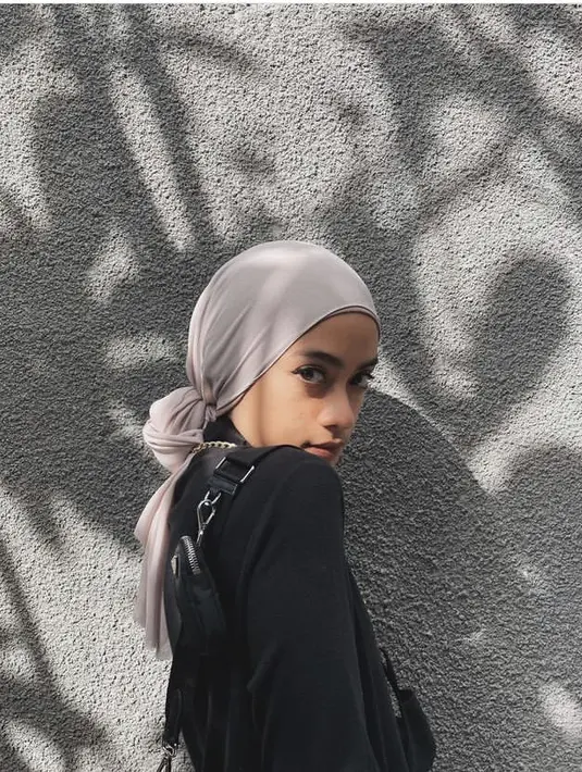 Model kerudung atau pashimana seperti Ayudia Bing Slamet ini juga bisa jadi tampilan hijab yang tidak biasa loh. Bisa padukan dengan blouse hitam. (Instagram @ayudiac)