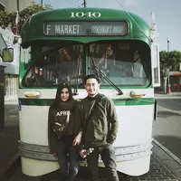 "Kembaran yang gak disengaja.... sama keretanya......," tulis syahnazs sebagai keterangan foto yang diunggah pada 26 April. Keduanya kompak dengan kaos lengan panjang yang dikenakan. (Instagram/syahnazs)