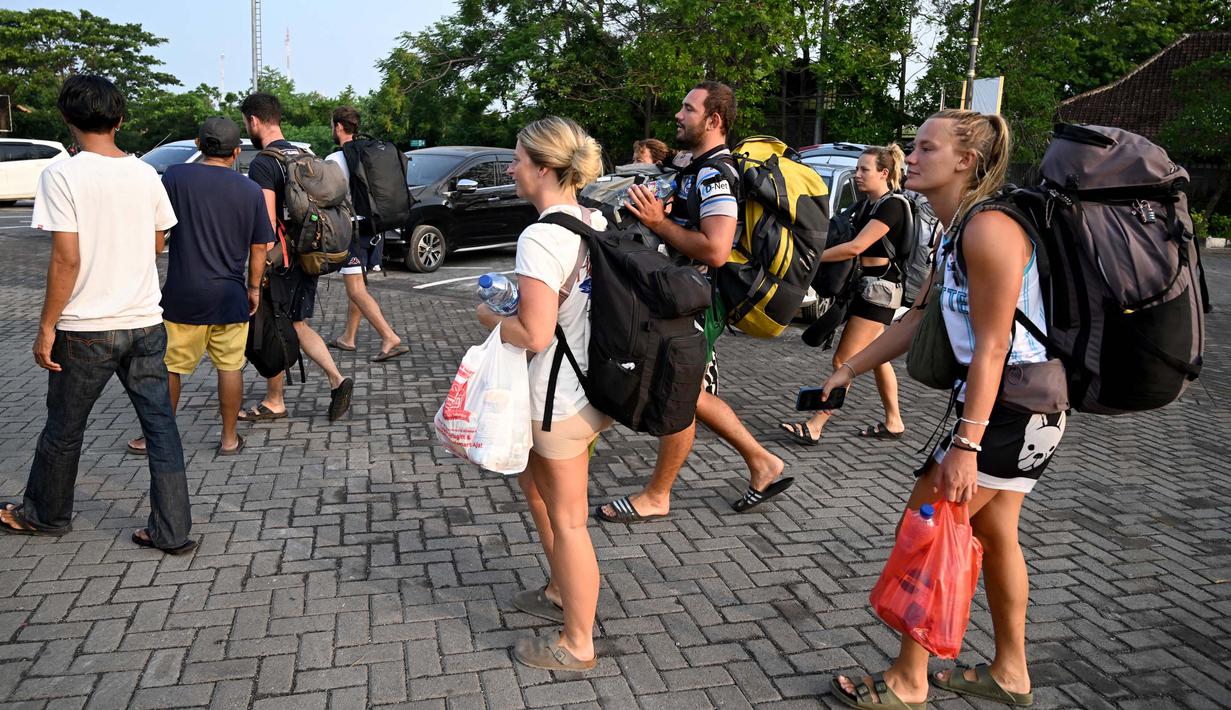 Sebelumnya, ribuan wisatawan asing di Labuan Bajo sempat tertahan untuk menunggu giliran proses evakuasi dari wilayah tersebut. (SONNY TUMBELAKA/AFP)