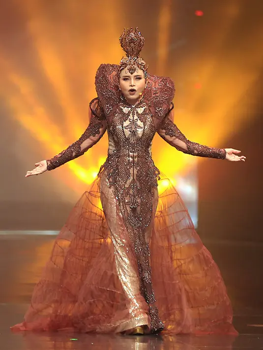 Meski tampil bak seorang penyihir, namun penampilan Rossa tak terlihat menyeramkan. Ia justru tampil memesona dan dibanjiri komentar menggembirakan dari warga net. (Deki Prayoga/Bintang.com)