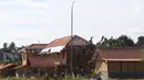 Pekerja menyelesaikan proyek pembangunan Perkampungan Budaya Betawi di tengah Setu Babakan, Jakarta, Kamis (3/1). Lokasi tersebut nantinya akan menjadi kawasan percontohan wisata halal. (Liputan6.com/Immanuel Antonius)