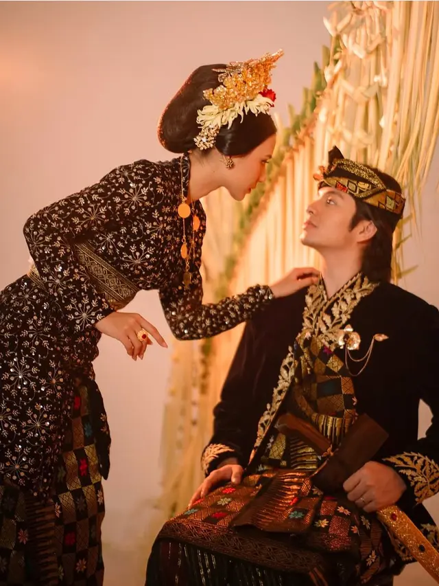 Pesona Magis dan Romantis Foto Prewedding Angga Yunanda dan Shenina Cinnamon yang Tampil Bak Pasangan Bangsawan Lombok