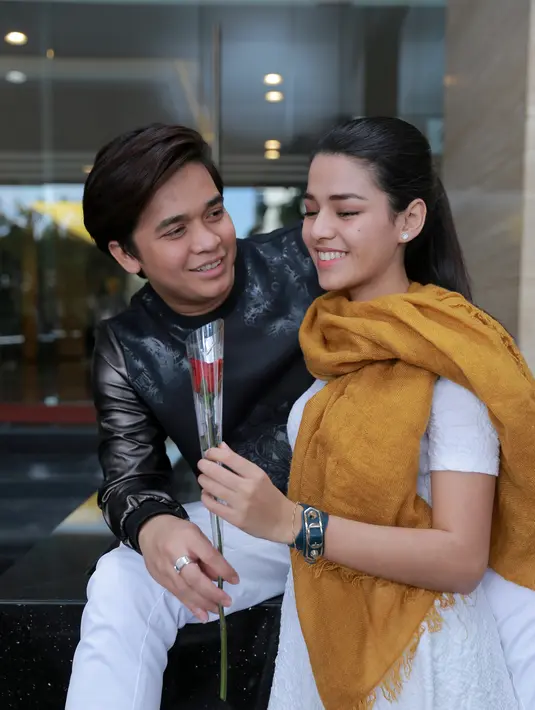 Pasangan kekasih ini selalu tampil mesra di setiap acara. Namun tidak sedikit yang mengatakan Billy Syahputra dan Susan Sameh hanya sebatas pacaran rekayasa. Beberapa hari lalu, keduanya membantah.(Adrian Putra/Bintang.com)