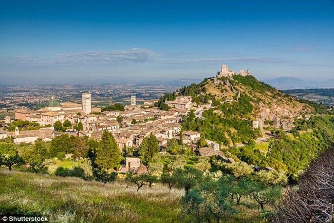 Suasana wilayah Assisi yang indah dan mengesankan | Photo: Copyright dailymail.co.uk