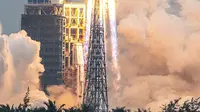Roket Long March 5B membawa modul inti Stasiun Luar Angkasa Tianhe lepas landas dari Pusat Peluncuran Luar Angkasa Wenchang di Provinsi Hainan, China, Rabu (29/4/2021). Baru pada tahun 2003 China mengirim astronot pertamanya ke orbit. (STR/AFP)
