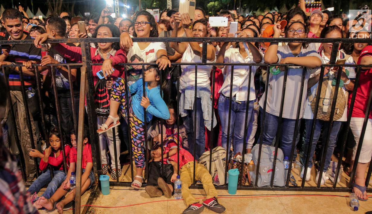 Warga dan simpatisan menyaksikan acara Kaleidoskop dan Terima Kasih Gubernur 2012-2017, sebagai penyampaian apresiasi kepada Gubernur DKI Jakarta di Lapangan Banteng, Jakarta, Sabtu (14/10). (Liputan6.com/Faizal Fanani)