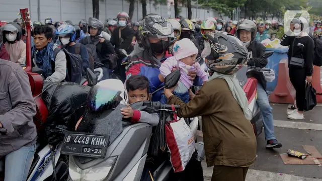 Wajah Lelah Pemudik Motor di Merak
