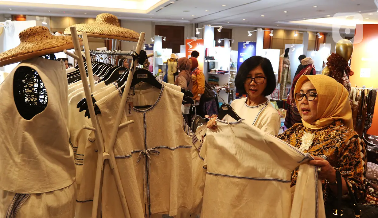 Pengunjung melihat pakaian yang dipamerkan dalam acara UMKM Export BRILian Preneur 2019  di Jakarta Convention Center, Jakarta, Jumat (20/12/2019). UMKM Export BRILian Preneur 2019 menampilkan aneka produk dari 150 UMKM binaan Bank BRI dan Rumah Kreatif BUMN (RKB). (Liputan6.com/Johan Tallo)
