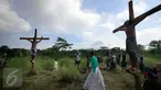 Umat katholik Mengikuti prosesi drama penyaliban Yesus Kristus di lereng Merapi Dusun Ponggol, Sleman, Yogyakarta, (25/3/2016) .Drama penyaliban di selenggarakan untuk memperingati Hari Raya Paskah.(Boy Harjanto)
