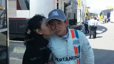 Pebalap Manor Racing asal Indonesia, Rio Haryanto, disambut ciuman sang bunda, Indah Pennywati, setelah balapan F1 GP Spanyol di Sirkuit Catalunya, Spanyol, Minggu (15/5/2016). (Bola.com/Reza Khomaini)