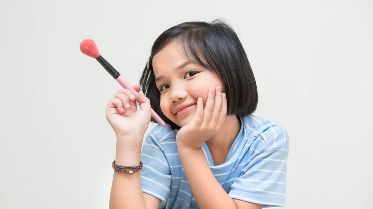 Baru Tahu, Ternyata Sebaiknya Orang Tua Memperbolehkan Anak Mencoba Make Up!