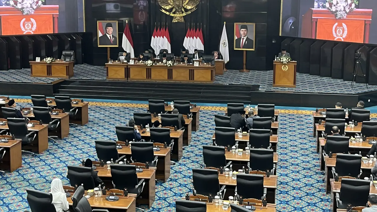 Rano Karno saat membacakan Laporan Keterangan Pertanggungjawaban (LKPJ) Gubernur DKI Jakarta Tahun Anggaran 2025 dalam Rapat Paripurna DPRD DKI Jakarta, Senin (20/4/2026).