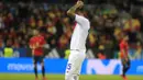 Bek Kosta Rika, Francisco Calvo, tampak kecewa usai dikalahkan Spanyol pada laga persahabatan di Stadion La Rosaleda, Sabtu (11/11/2017). Spanyol menang 5-0 atas Kosta Rika. (AP/Miguel Morenatti)