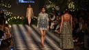 Model berjalan di atas catwalk mengenakan pakaian tradisional Pakistan rancangan desainer Hussain Rehar selama peragaan busana yang digelar oleh Loreal Paris Pakistan Fashion Design Council di Lahore, Selasa (4/9). (ARIF ALI / AFP Photo)