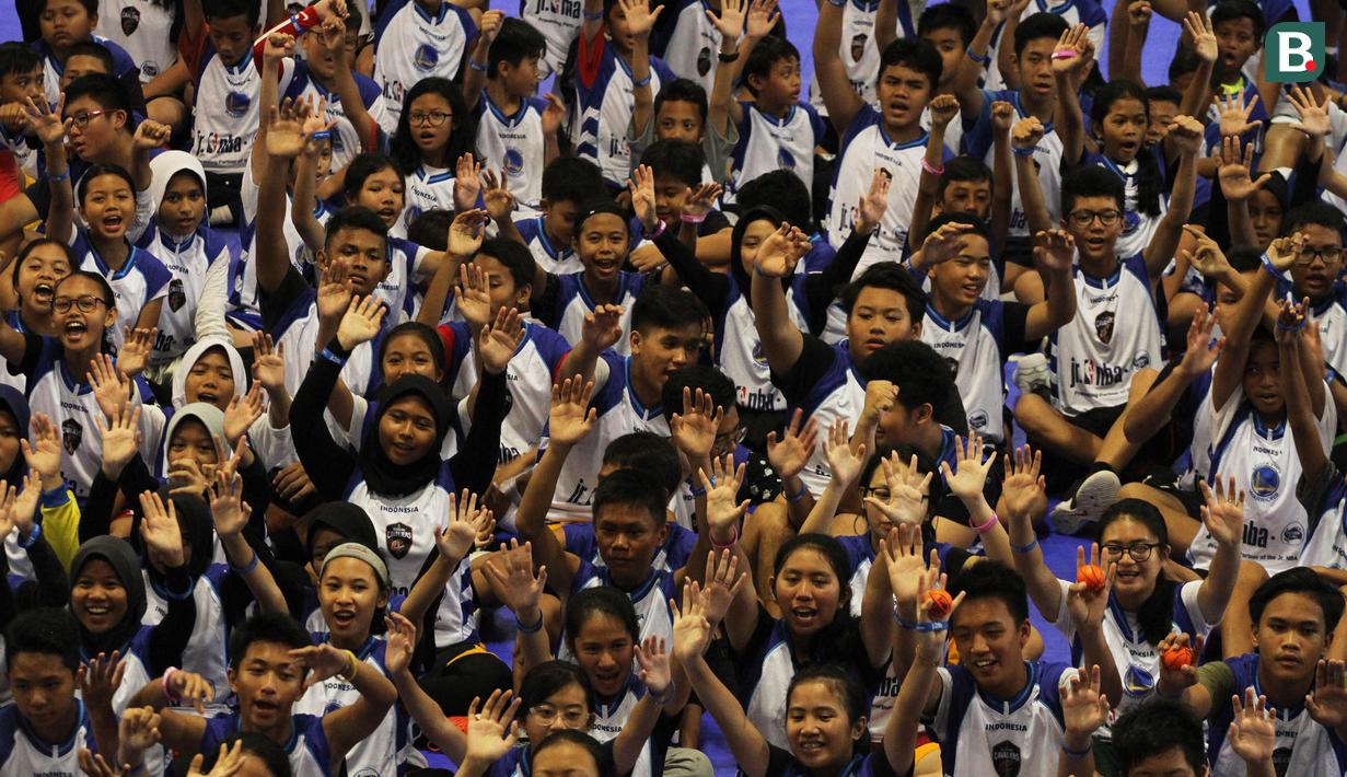 Sejumlah anak tampak antusias saat mengikuti pelatihan basket oleh Jr NBA di Cilandak Sports Center, Jakarta, Sabtu (24/3/2018). Jr NBA program pembinaan global memperkenalkan basket kepada anak-anak. (Bola.com/Asprilla Dwi Adha)