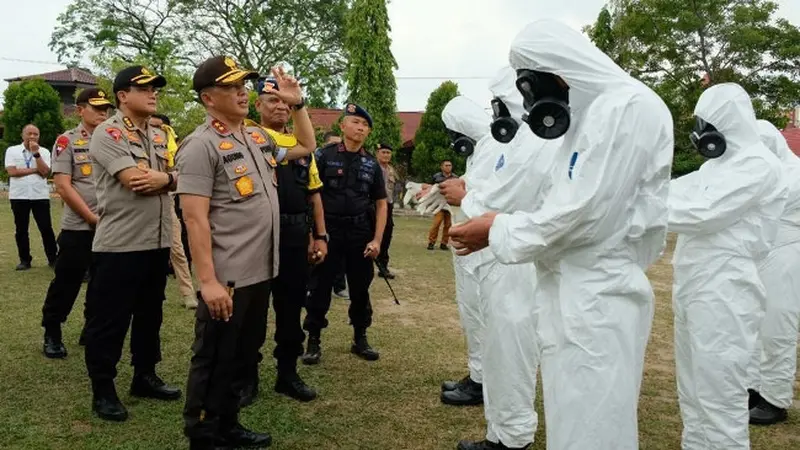 Kapolda Riau Irjen Agung Setya mengecek personel yang dipersiapkan mencegah dan mengantisipasi virus corona.