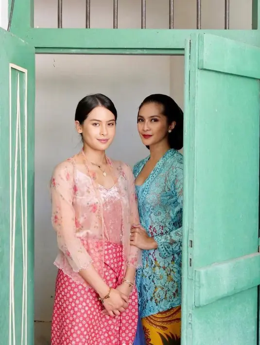 Kala dua Maudy kompak memakai kebaya tradisional sepanjang film 'Losmen Bu Broto'. Maudy Ayunda tampak cantik kenakan kebaya warna pink. (Instagram/maudyayunda).