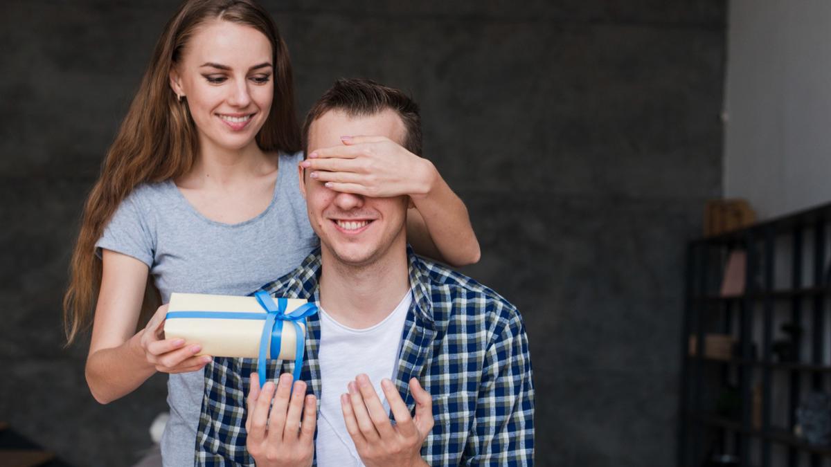 6 Zodiak Ini Suka Memberikan Hadiah Kepada Pasangannya, Bentuk Ungkapan Cinta