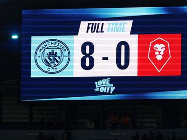 Tampilan papan skor pertandingan lanjutan Piala FA 2024/2025 antara Manchester City melawan Salford City di Etihad Stadium, Manchester, Inggris, Minggu (12/01/2025). (AFP/Darren Staples)