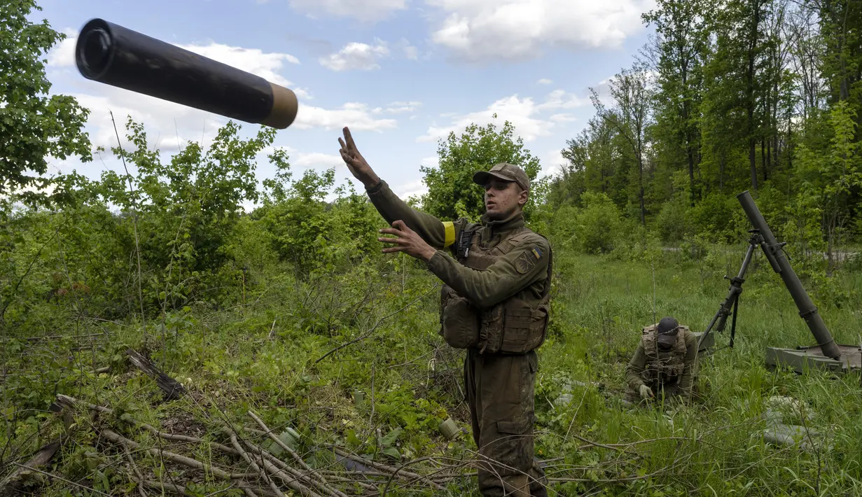 Prajurit Ukraina bersiap untuk menembakkan mortir ke posisi Rusia di wilayah Kharkiv, Ukraina, 17 Mei 2022. (AP Photo/Bernat Armangue)