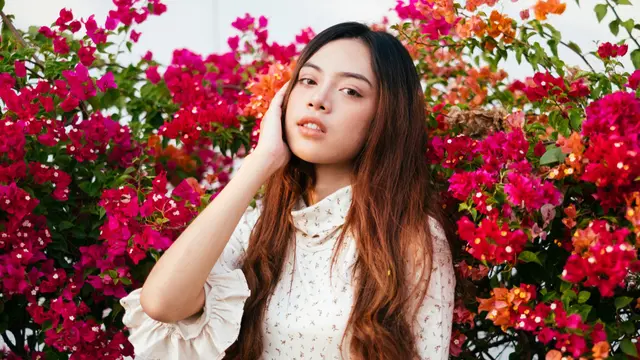 serius sedih cantik