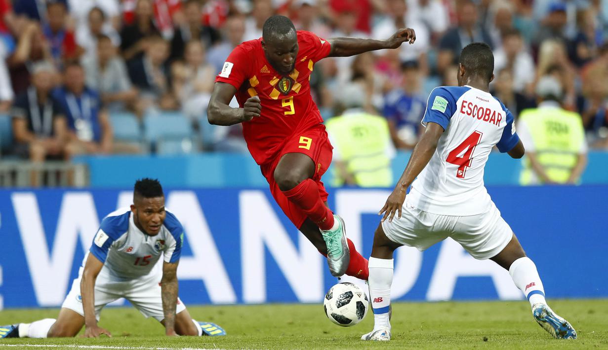 Striker Belgia, Romelu Lukaku, berusaha melewati bek Panama, Fidel Escobar, pada laga Piala Dunia 2018 di Stadion Fisht, Senin (18/6/2018). Belgia menang 3-0 atas Panama. (AP/Matthias Schrader)