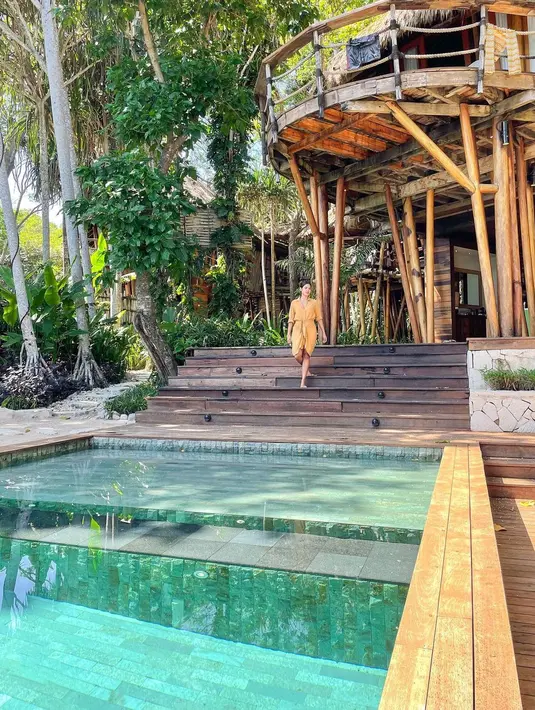 Resort tempat Raisa dan Hamish Daud menginap didominasi dengan kayu. Raisa sendiri terlihat berjalan menuju ke kolam renang. (Foto: instagram.com/raisa6690)