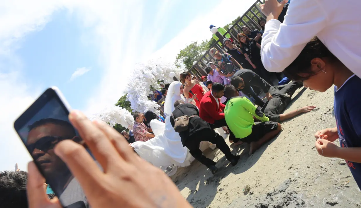 Vicky kembali terjun ke laut guna mencari cincin yang jatuh tersebut. Angel berusaha melarang mencari cincin tersebut. Tapi Vicky masih ngotot lantaran ia mengaku cincin tersebut hasil tabungannya selama ini. (Nurwahyunan/Bintang.com)