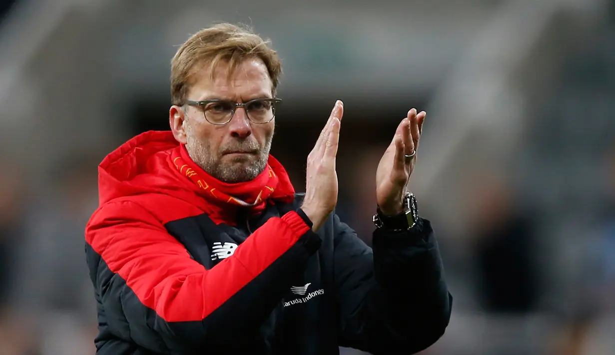 Pelatih Liverpool, Jurgen Klopp bertepuk tangan menyapa fans usai usai pertandingan melawan Newcastle di Liga Inggris di Stadion St James Park, Inggris (6/12). Liverpool kalah 2-0 atas Newcastle. (Reuters/Lee Smith)