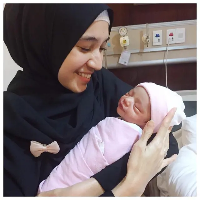 Didoakan Segera Diberi Buah Hati, Ini 6 Potret Dhini Aminarti Momong Anak Seleb