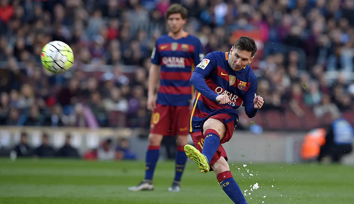 Penyerang Barcelona, Lionel Messi, melepaskan tendangan ke gawang Getafe. Pada laga itu juga diwarnai kegagalan Lionel Messi mengeksekusi penalti. (AFP/Lluis Gene)