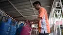 Petugas merapikan bright gas 5,5 kg dan 12 kg di SPBU Cikini, Jakarta, Rabu (8/4/2020). Hal itu terjadi seiring dengan imbauan bagi masyarakat untuk membatasi mobilisasi di luar rumah sebagai upaya pencegahan penularan virus Covid-19. (Liputan6.com/Angga Yuniar)