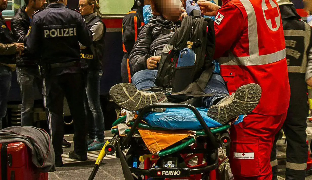 Seorang penumpang mendapatkan perawatan dari tim medis usai dua gerbong kereta bertabrakan di Salzburg, Austria (20/4). Dua gerbong kereta penumpang di Austria bertabrakan saat akan dipasangkan menjadi satu rangkaian. (FMT/Wolfgang Moser/APA/AFP)