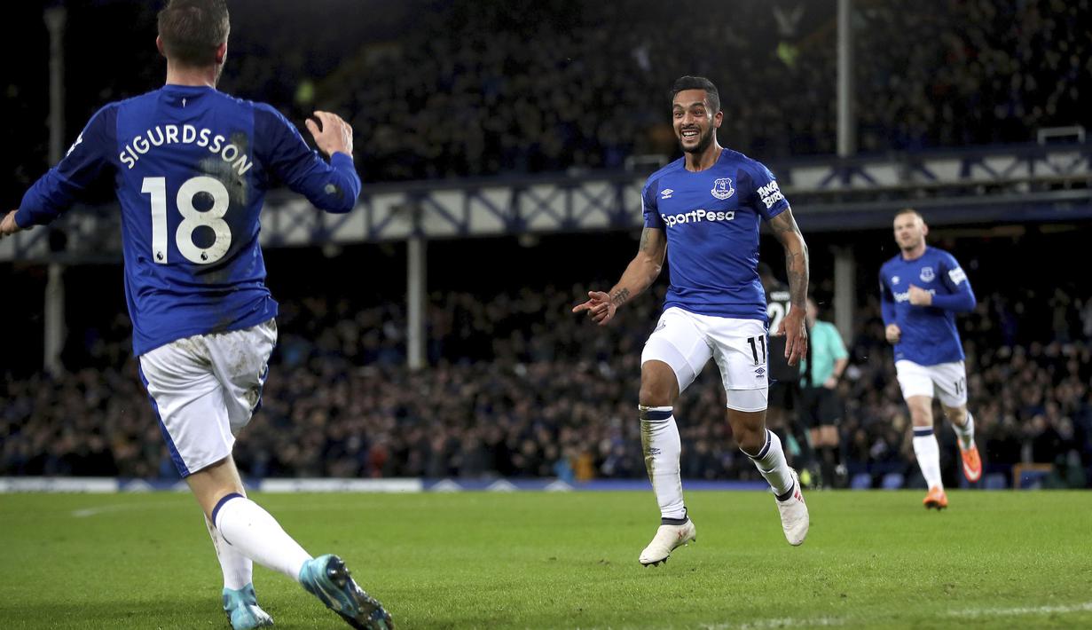 Pemain Everton, Theo Walcott (tengah) saat merayakan gol kedua ke gawang Leicester City pada lanjutan Premier League pekan ke-25 di Goodison Park, Liverpool (1/2/2018). Everton menang 2-0. (Nick Potts/PA via AP)