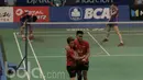 Pasangan Tontowi Ahmad/Liliyana Natsir, mengahadapi pasangan Korea, Kim Dukyoung/Kim Ha Na di Indonesia Open 2017 di JCC, Selasa (13/6/2017). Ganda Campuran Indonesia itu menang dengan skor 19-21, 21-19, dan 21-18. (Bola.com/M Iqbal Ichsan)