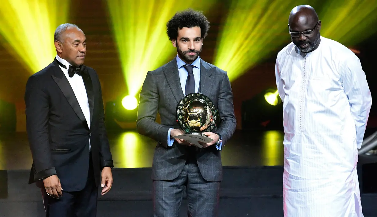 Winger Liverpool, Mohamed Salah berpose setelah menerima penghargaan Pemain Terbaik Afrika 2018 dalam malam penghargaan di Dakar, Senegal, Selasa (8/1). Pemain asal Mesir tersebut menang untuk kedua kalinya secara beruntun. (SEYLLOU/AFP)