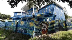 Eksterior rumah milik sepasang suami istri, Nancy Nemhauser dan Lubomir Jastrzebski di Mount Dora, Florida, 18 Juli 2018. Mereka dikenakan hukuman denda sebesar US$10 ribu sekaligus diminta untuk mengganti lukisan mural di rumah tersebut. (AP/John Raoux)