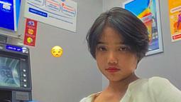 Sebelum terkenal, Fuji tampil dengan rambut long pixie cut. Tampak bagian atas yang dibiarkan lebih panjang, sementara bawahnya tetap pendek, terlihat sangat fresh dan cantik.(Liputan6.com/IG/@fuji_an)