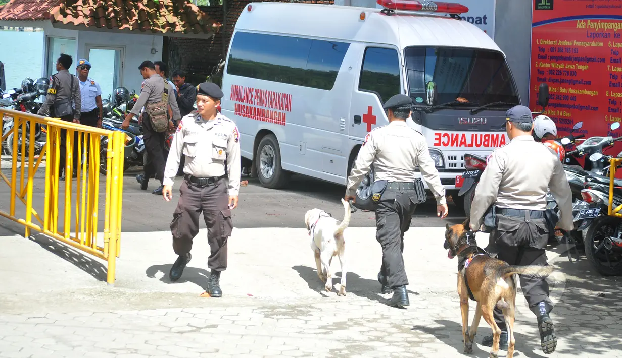 Menjelang eksekusi mati terpidana kasus narkotika, pengamanan diperketat di Dermaga Wijayapura, Cilacap, Senin (27/4/2015). Tampak sejumlah polisi dan anjing pelacak berada di tempat tersebut. (Liputan6.com/Yoppy Renato)