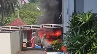 Kebakaran melanda bangunan Gedung F Universitas Trisakti di jalan Jendral Ahmad Yani, Cempaka Putih Timur, Cempaka Putih, Jakarta Pusat pada Senin (27/5/2024) siang. (Foto: Istimewa).