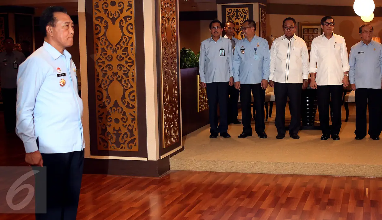 Menkumham Yasonna Laoly (kedua kanan) saat melantik Kepala Kantor Wilayah (Kakanwil) Kementerian Hukum dan Hak Asasi Manusia Riau yang baru I Dewa Putu Gede (kiri) di Kementerian Hukum dan HAM, Jakarta, Senin (8/5). (Liputan6.com/Johan Tallo)