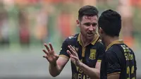 Gelandang Borneo FC, Shane Smeltz, berdiskusi dengan Sultan Samma saat melawan Persija pada laga Liga 1 di Stadion Patriot Bekasi, Jawa Barat, Minggu (16/7/2017). Persija menang 1-0 atas Borneo FC. (Bola.com/Vitalis Yogi Trisna)