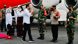 Presiden Joko Widodo dan Ibu Iriana Joko Widodo tiba di Bandar Udara Haji Hasan Aroeboesman, Kabupaten Ende, Provinsi Nusa Tenggara Timur (NTT), Selasa (31/5/2022). Presiden Jokowi dan Ibu Iriana tiba sekitar pukul 17.25 WITA. (Foto: Laily Rachev - Biro Pers Sekretariat Presiden)