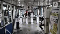 Suasana saat di Halte Harmoni, Jakarta, Senin (16/11/2020). Penyediaan fasilitas wifi gratis dilakukan di halte-halte tujuh koridor jaringan bus terintegrasi. (merdeka.com/Iqbal S. Nugroho)