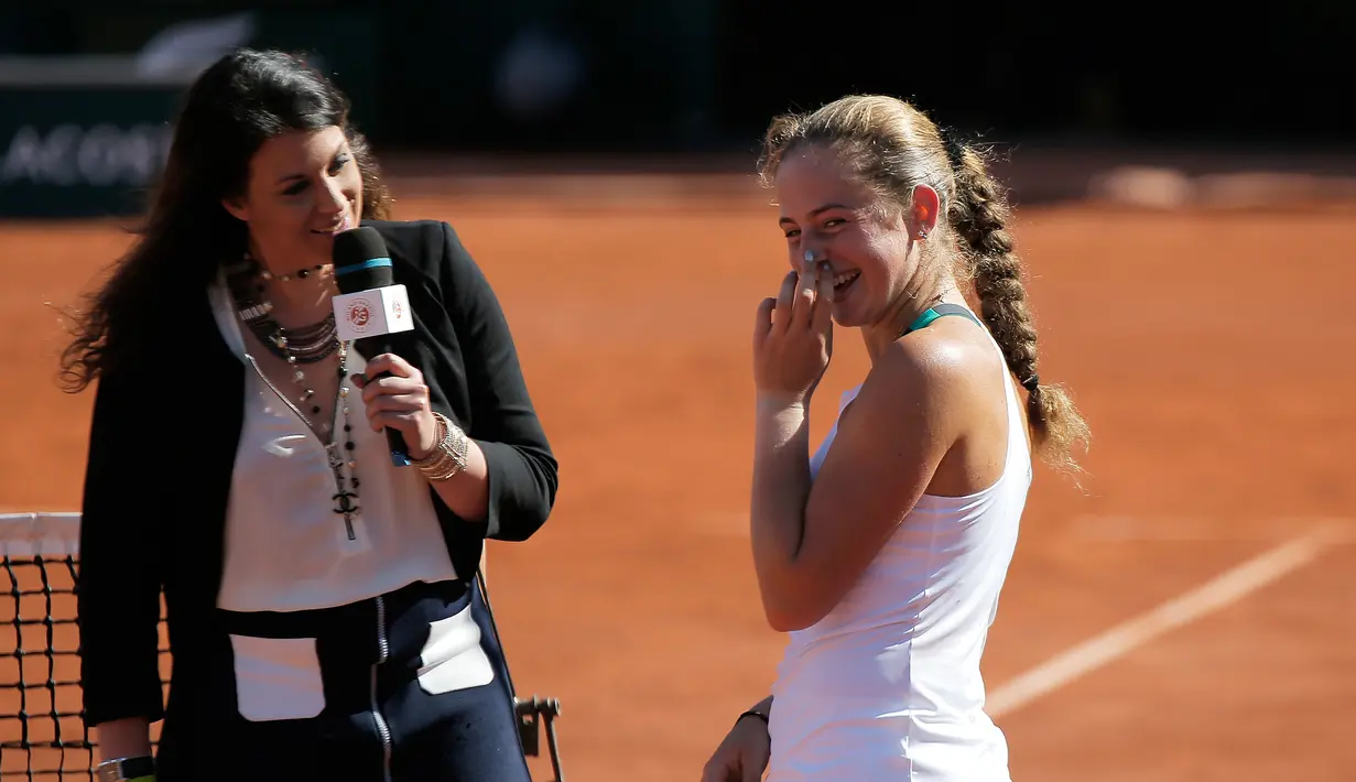 Jelena Ostapenko dari Latvia menjawab pertanyaan seorang reporter setelah mengalahkan Timea Bacsinszky dari Swiss pada semifinal Prancis Terbuka di stadion Roland Garros, Paris (8/6). (AP Photo/Michel Euler)