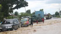 Banjir di Jombang rendam jalan raya utama. (Dian Kurniawan/Liputan6.com)