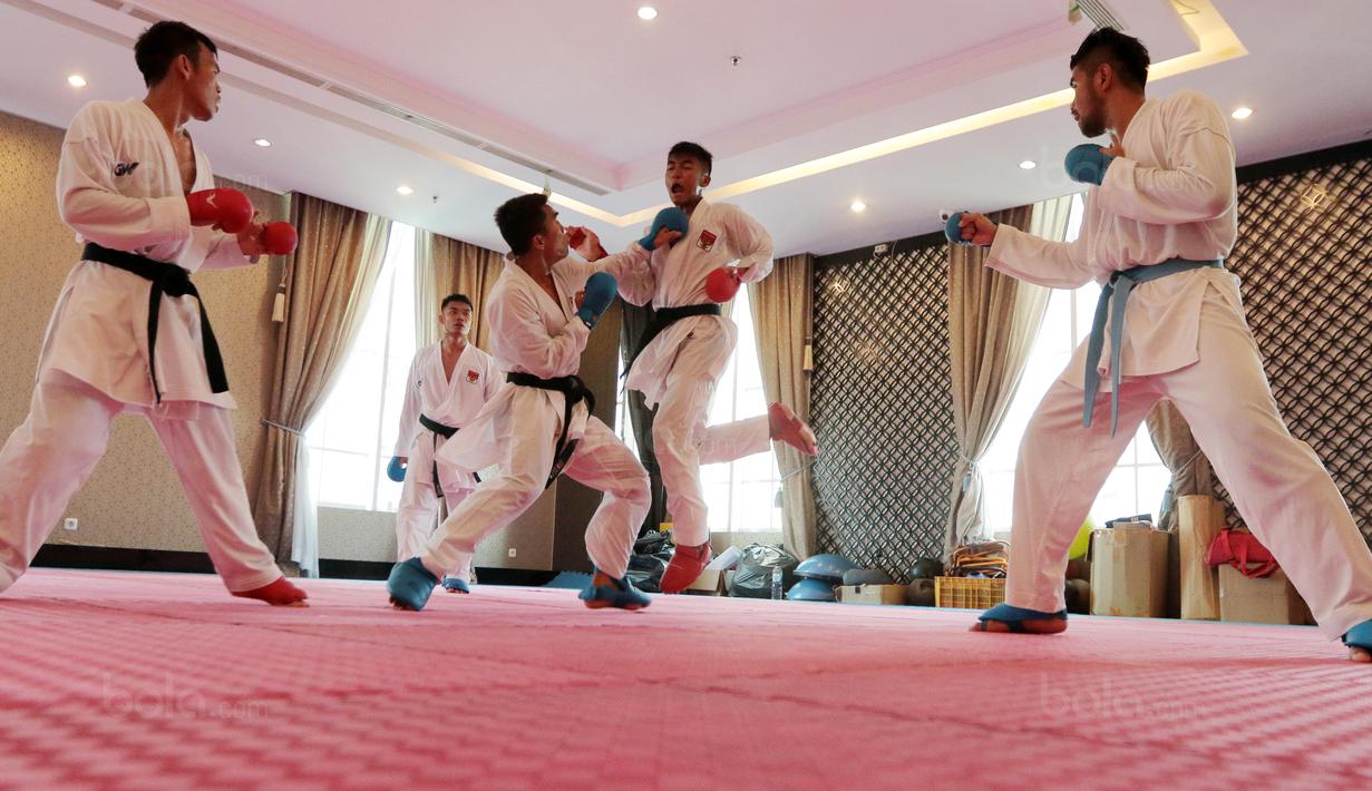 Karateka Indonesia terlatih sparring 4 in 1 sebagai persiapan bertanding pada ajang SEA Games 2017 di The Belezza, Permata Hijau, Jakarta, Senin (07/8/2017). (Bola.com/Nicklas Hanoatubun)